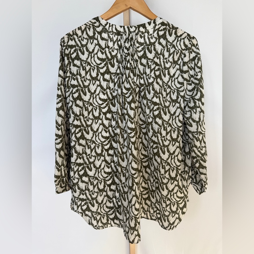 Jachs Girlfriend Blouse Womens Size M Olive Green Abstract Print V-Neck Flowy - Picture 6 of 10
